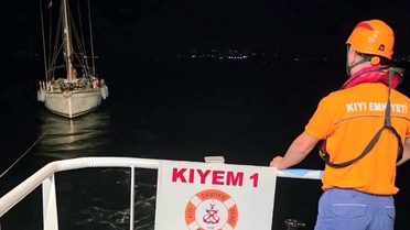 Bozcaada'da arızalanan tekne kurtarıldı