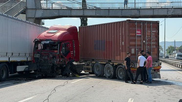 Körfez'de TIR Kazası: D-100 Yolunu Kapattı