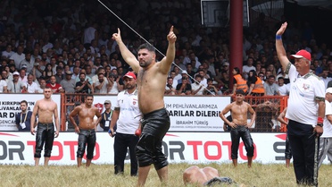 Antalya Büyükşehir Belediyesi Spor Kulübü’nden Erkan Taş, Ordu Aybastı Güreşleri’nde başpehlivan oldu
