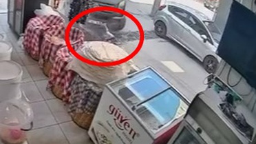 Kargo minibüsü çocuğu altına aldı, o anlar kamerada