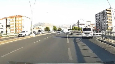 Kontrolden çıkan araç bariyerlere çarptı: Kaza anı kamerada
