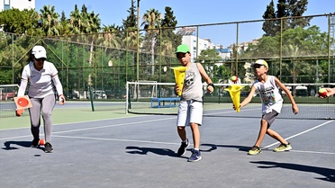 Muratpaşa'da Ücretsiz Tenis Eğitimleri