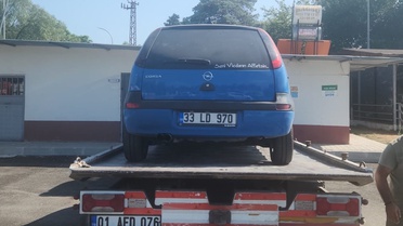 Faciaya davetiye çıkardı: Direksiyonu bıraktı, otomobilin camından sarkıp dans etti