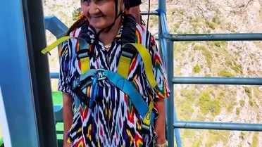 80 Yaşındaki Kadın Dönme Dolaba Tırmandı