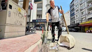 Sosyal medyada milyonlarca izlenmeye ulaşan temizlik personeli sesiyle hayran bırakıyor