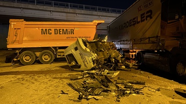 Sincan'da TIR ile Hafriyat Kamyonu Çarpıştı
