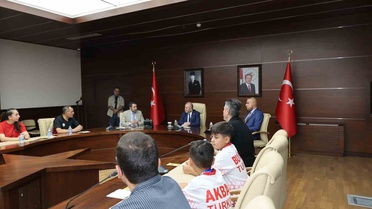 Vali Hatipoğlu Sporcuları Kabul Etti