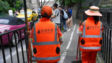 Nanjing'de Temizlik İşçilerine Soğutucu Yelek