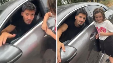 Altay Bayındır, önünü kesen minik taraftarla geleceğine dair konuştu