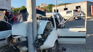Burhaniye'de Elektrik Direğine Çarpan Araçta İki Yaralı