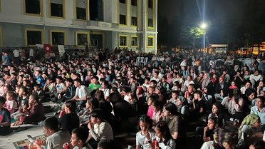 Banaz'da yaz Kur'an kursu öğrencileri açık havada sinema keyfi yaşadı