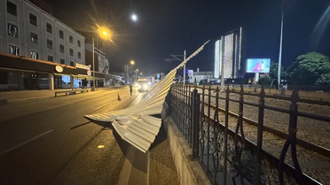 Bursa'da Kuvvetli Rüzgar Çatıyı Uçurdu