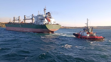 Çanakkale Boğazı'nda dev gemi karaya oturdu, trafik çift yönlü durduruldu