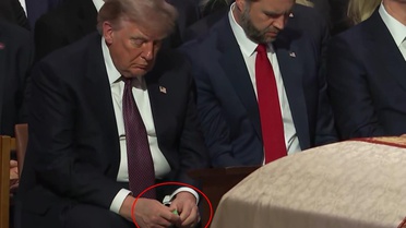 Cenaze törenine damga vuran görüntü: Trump'a dikkat
