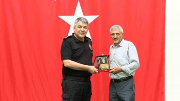 Emniyet Müdürü'nden Veda Plaketi
