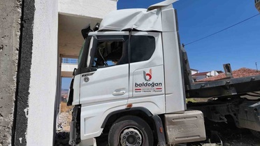 Freni Boşalan Tır, Bahçe Duvarını Yıktı