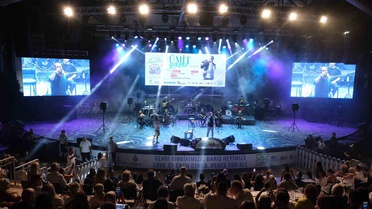 Festival sahnesinde binlerce kişi Ümit Yaşar şarkılarıyla buluştu