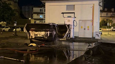 Kayseri’de alev alan elektrikli araç bomba gibi patladı... O anlar kamerada