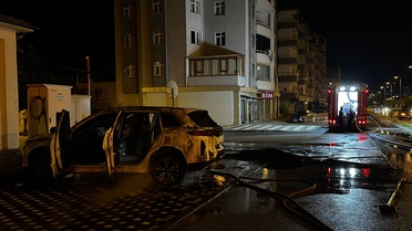 Kayseri’de şarj istasyonunda elektrikli otomobil alev aldı; o anlar kamerada