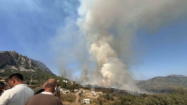 Kumluca’daki orman yangınına ekiplerin müdahalesi devam ediyor