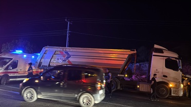 Mardin'de otomobil ile kamyon kafa kafaya: 2 ölü, 6 yaralı