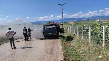 Samsun’da servis aracı yandı, geriye demir yığını kaldı