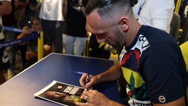 Muriqi, Fenerbahçeli Taraftarlarla Buluştu