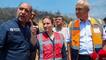 Antalya Büyükşehir Belediyesi Başkan Vekili Özdemir, Alanya'da: 'Meteorolojik risk sürüyor, yangınla mücadelemiz devam ediyor'