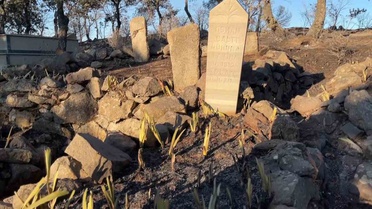 Yangının bilançosu gün ağarınca ortaya çıktı: Mezarlık küle döndü