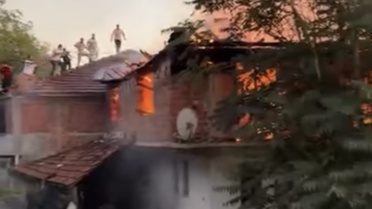 Bakraçboz Köyü'nde Yangın: Ahşap Ev Yandı