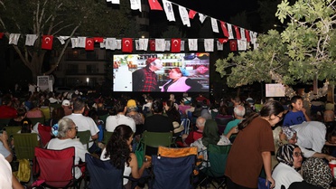 Bayraklı'da açık hava sinema günleri devam ediyor
