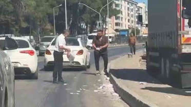 İzmir'de Para Yağmuru Panik Yarattı