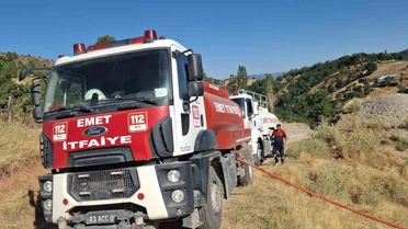 Emet’te ahır ve samanlık yangını: 2 büyükbaş hayvan telef oldu, 400 balya saman yandı