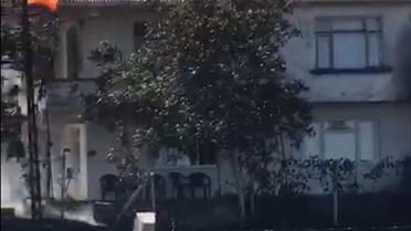 Evlerinin yanışını ağlayarak izlediler