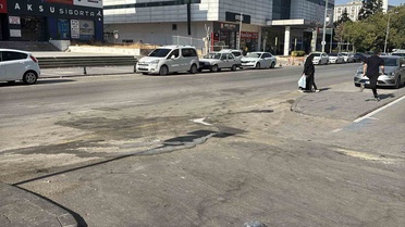 Kontrolsüz dönüş yapan araca motosikletli polisler çarptı: 2 polis yaralandı