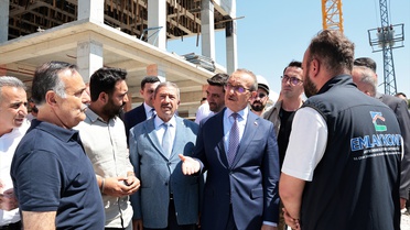 Malatya Valisi Seddar Yavuz, Darende'deki iş merkezi ve deprem konutları inşaatlarını inceledi