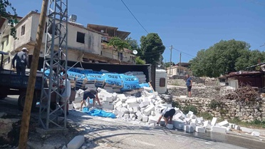 Yayladağı'nda Tır Devrildi: Sürücü Yaralandı