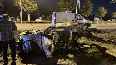 Sakarya'da Ağaçla Çarpan Araç İkiye Ayrıldı