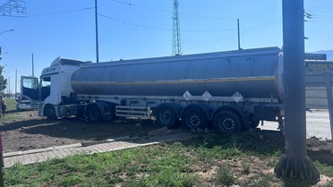 Nurdağı'nda Akaryakıt Tankeri ile Kaza: 1 Yaralı