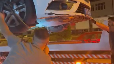 Polis, Ekip Otosuna Sıkışan Kediyi Kurtardı