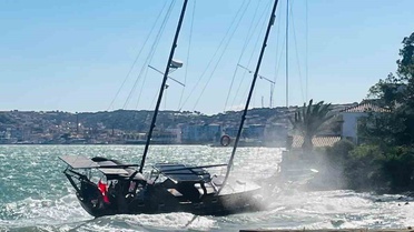 Ayvalık'ta Kuvvetli Fırtına Yelkenliyi Sürükledi