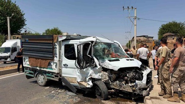Cizre’de kamyonet ile dolmuş çarpıştı: 1’i çocuk 4 yaralı