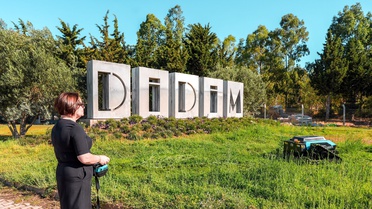 Didim Belediye Başkanı Gençay, çim biçme robotunun ilk saha denemesine katıldı