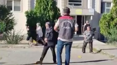 Edirne'de emekli polis, tartıştığı komşusu ile eşi ve çocuğunu tabancayla vurdu