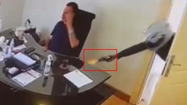 Görüntü Maalesef Türkiye'den! Kapıyı açıp peş peşe tetiğe bastı