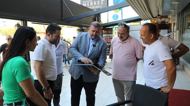 Menderes Belediye Başkanı Çiçek, ekibiyle sahaya indi: 'Benim odağım hizmet'