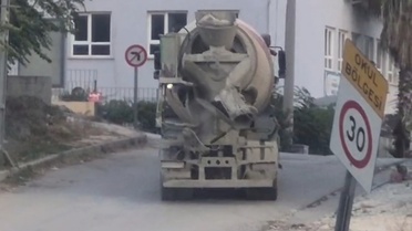 Beton Mikseri Yolda Beton Döküyor