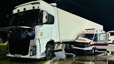 Samsun'da Ambulans ve Tır Çarpıştı