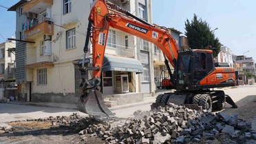 Tarsus’ta 17 sokak 10 bin ton sıcak asfaltla yenilendi