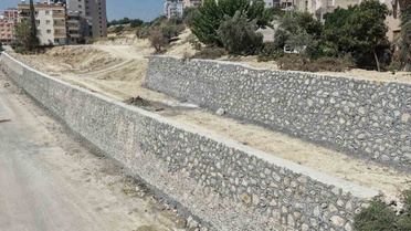 Tarsus’ta riskli bölgeye 240 metrelik istinat duvarı yapıldı